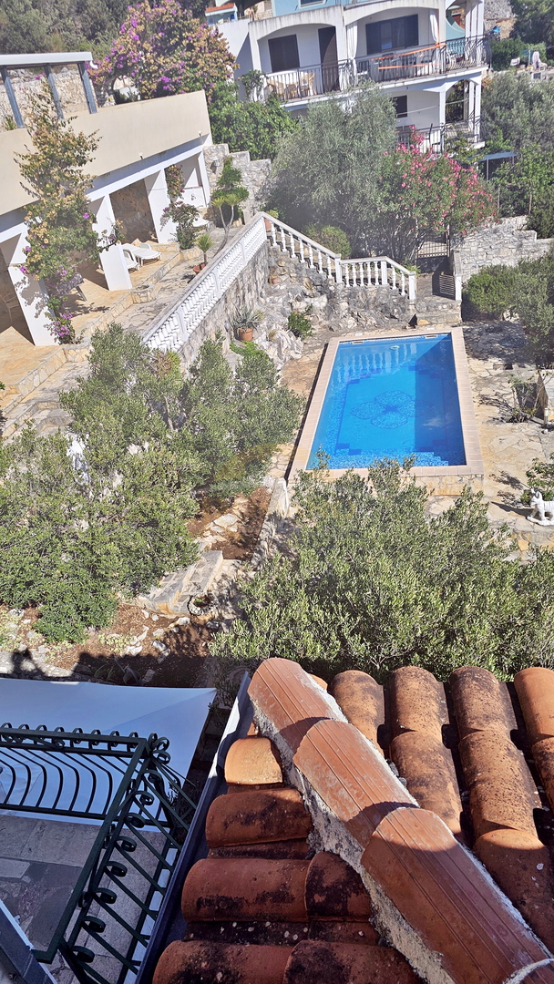 Bellissima casa dalmata a Sevid in ottima posizione con piscina e vista